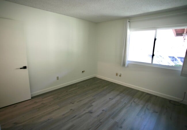 Building Photo - 3br, 2ba in a Great Family Neighborhood Av...