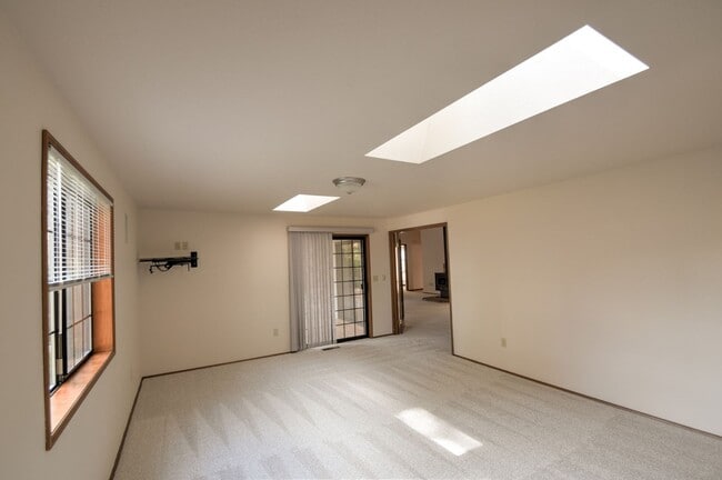 Building Photo - Rent 3 bed property for $2750 per month