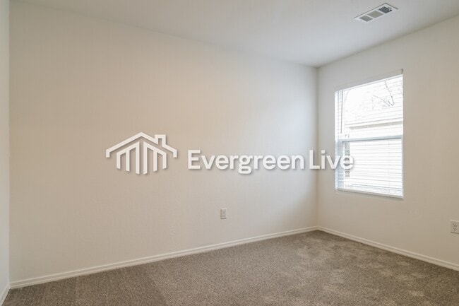 Building Photo - 165 Meadow Dr