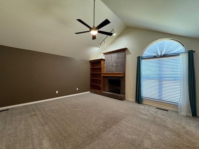 Building Photo - 308 N Lockeport Dr