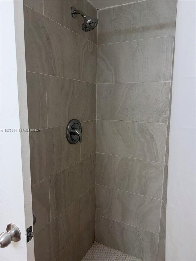 Building Photo - 215 Lake Pointe Dr