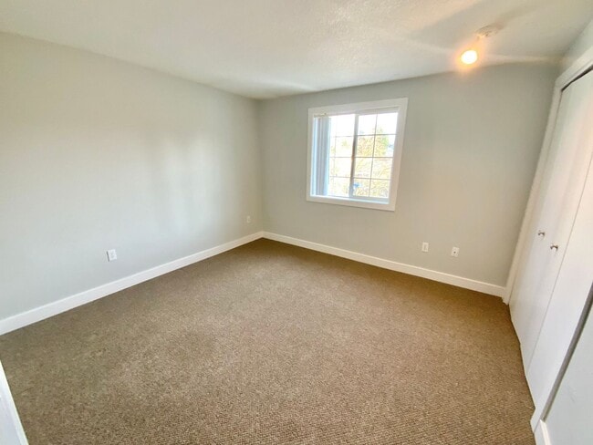 Building Photo - Large Updated 2 Bed, 1.5 Bath Townhouse w/ Washer & Dryer + Off-street Parking