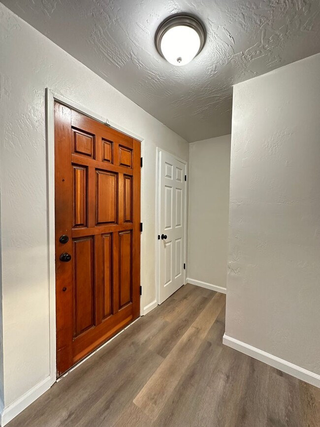 Building Photo - Upgraded Corner Townhouse - 2 bed/1.5 bath