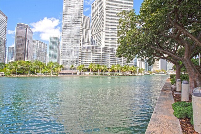 Building Photo - 801 Brickell Key Blvd