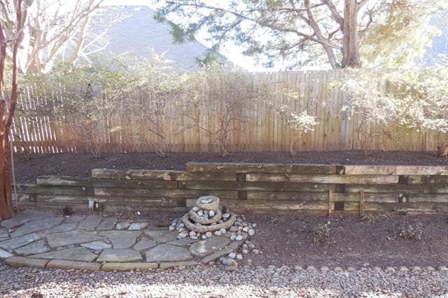 Building Photo - 221 S Village Dr