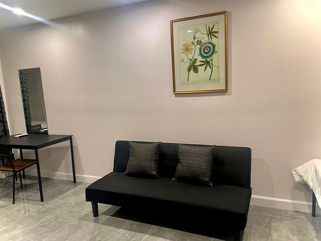 Building Photo - 347 E 4th St