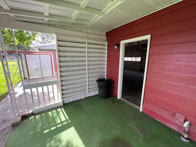 Building Photo - 429 E Pine St