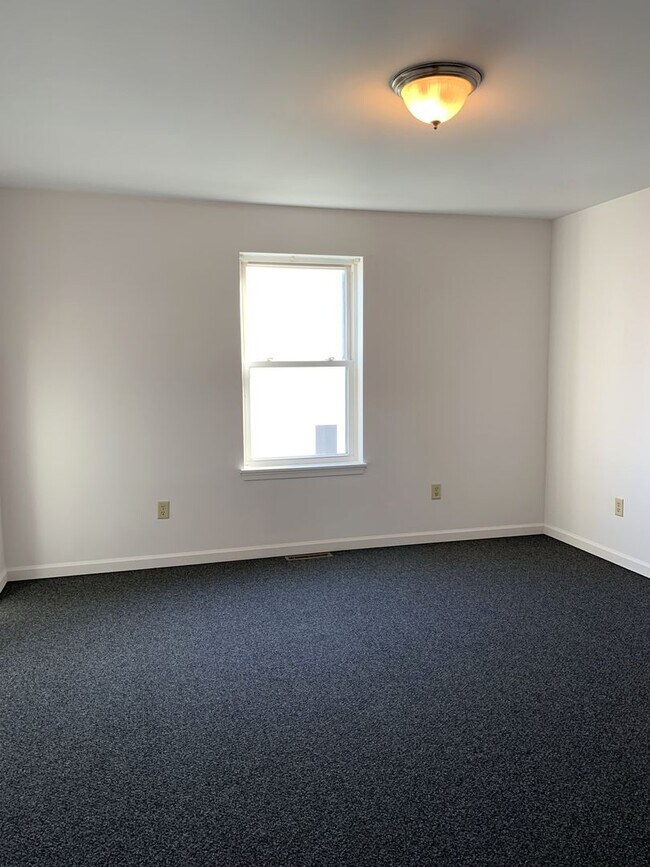 Building Photo - PERFECT COLLEGE RENTAL ONLY A HALF MILE FR...