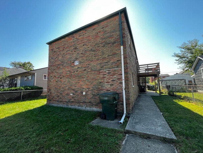 Building Photo - 2261 Springmont Ave