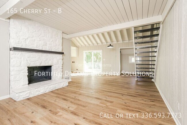 Building Photo - 165 Cherry Dr