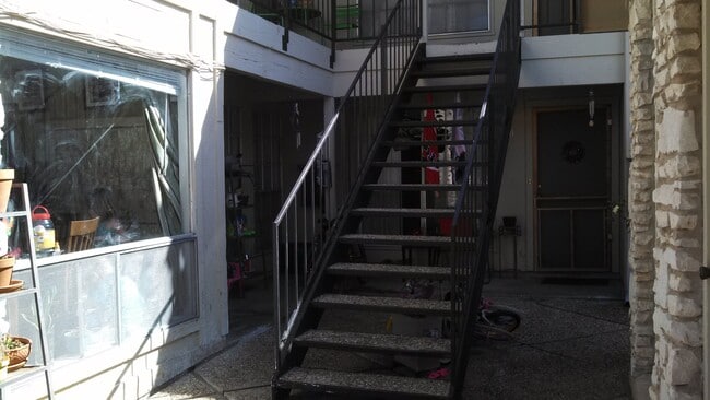 Building Photo - Cool 4-Plex walking distance to Zilker Park and Barton Springs
