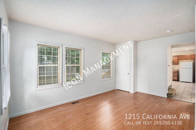 Building Photo - Don't Miss Out on this charming off campus...