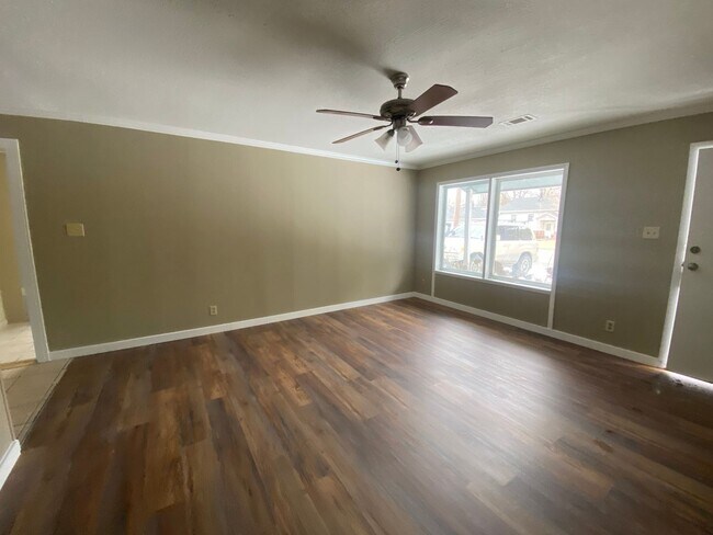 Building Photo - 733 Parkview St