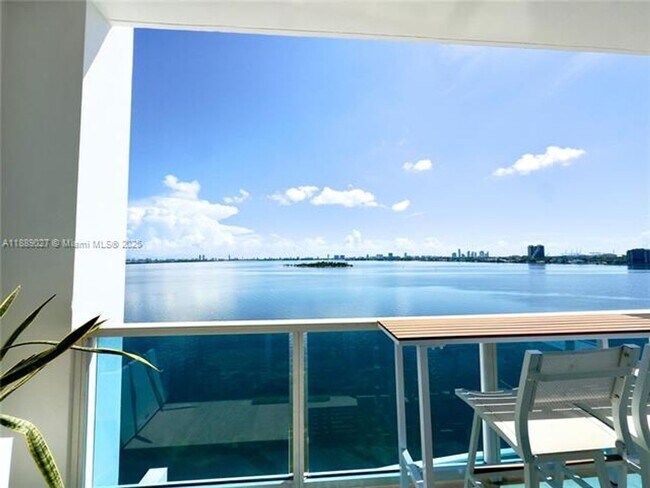 Building Photo - 725 NE 22nd St