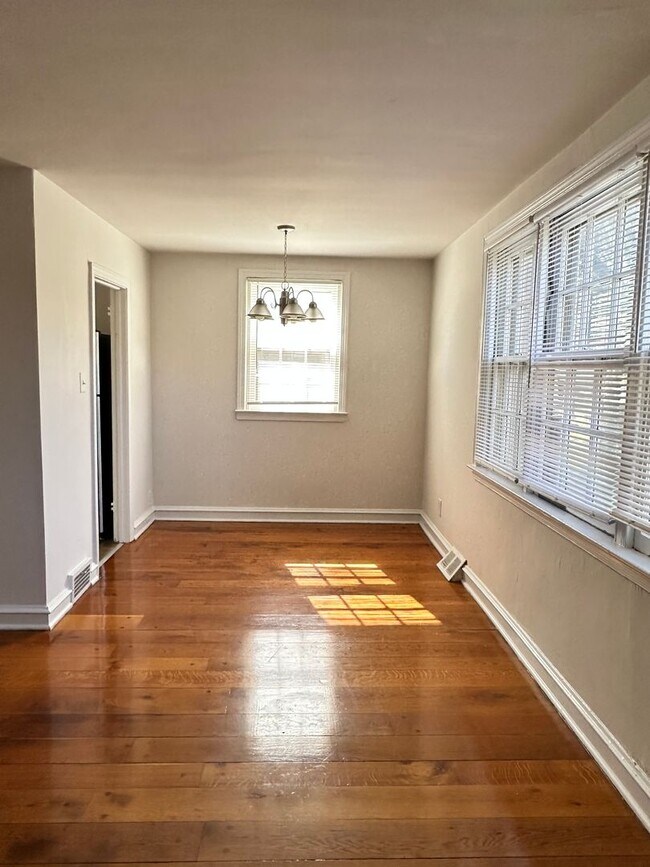 Building Photo - 2819 W Queen Ln