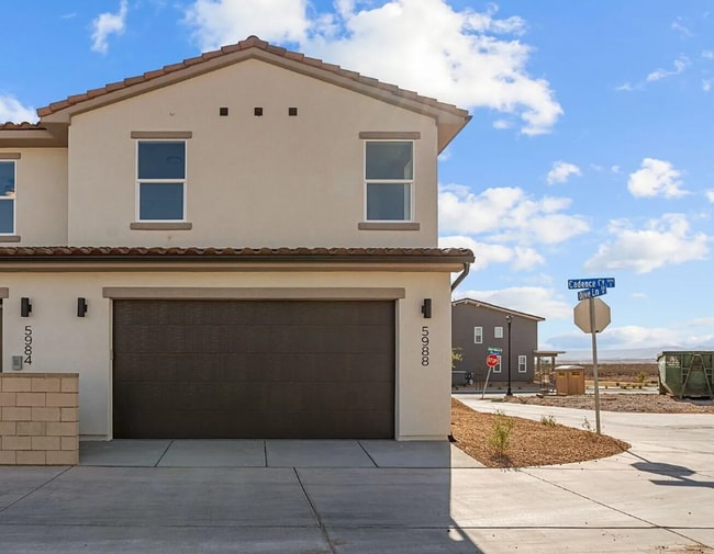 Building Photo - Stunning 3 Bedroom in Beautiful Desert Color Community