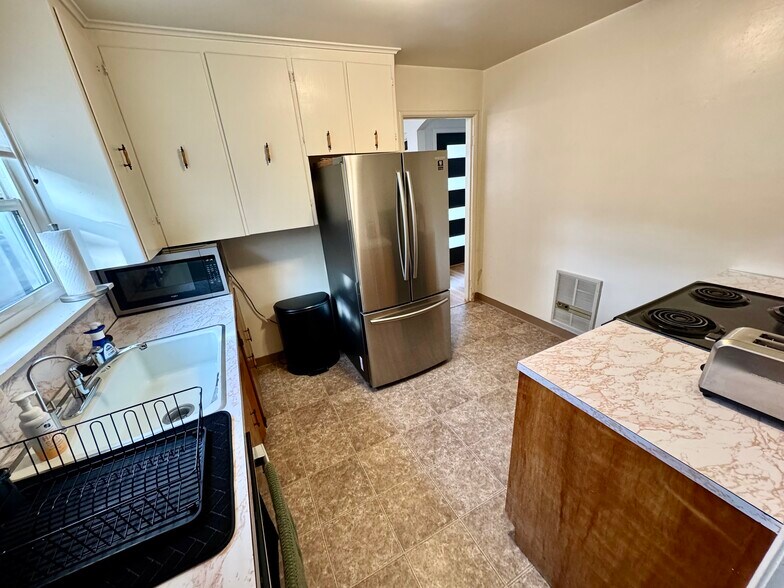 Building Photo - 715 Loma St