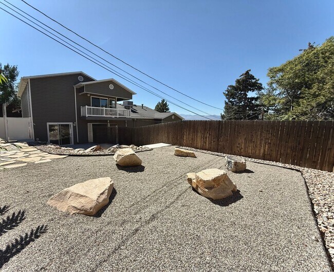 Building Photo - 3 Bedroom Home in Holladay Available August 1st