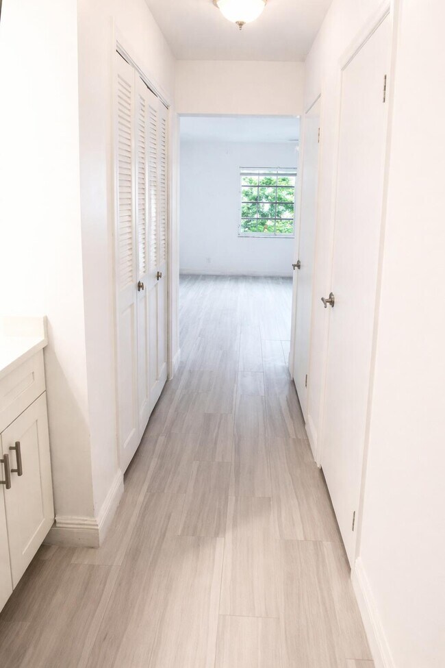 Building Photo - 6521 Bay Club Dr