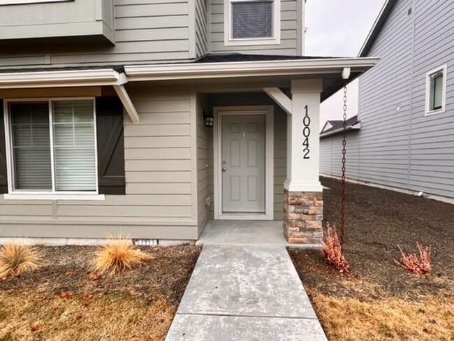 Building Photo - Beautiful Home Tucked In A Great Neighborhood