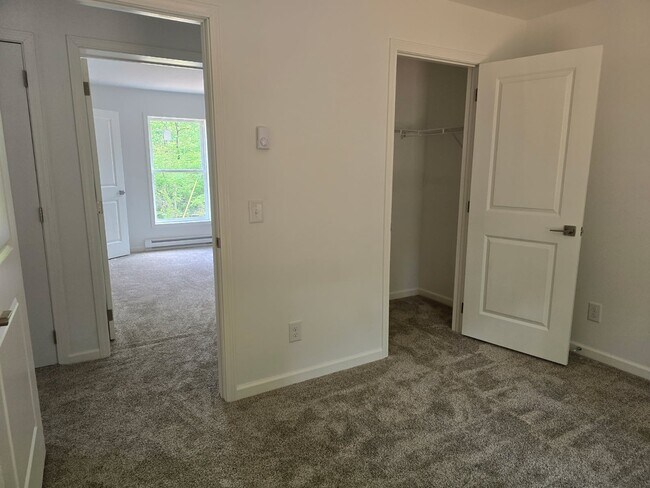 Building Photo - 41 Hull Dr