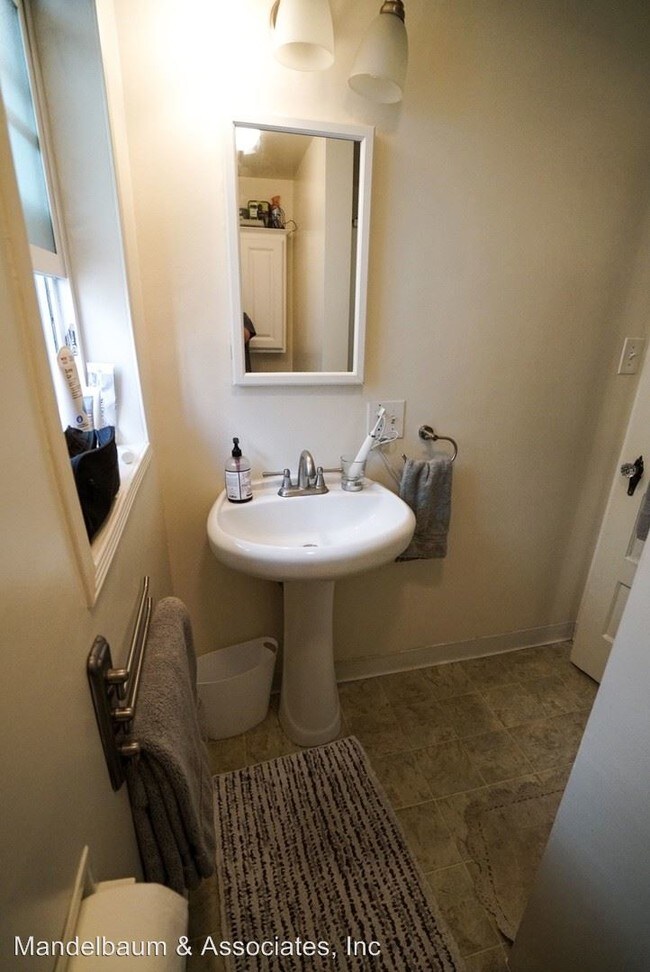 Building Photo - 38 8th Ct