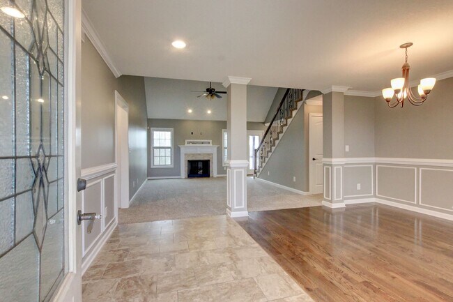 Building Photo - Executive Home on Cul de sac off exit 8.  Hurry.