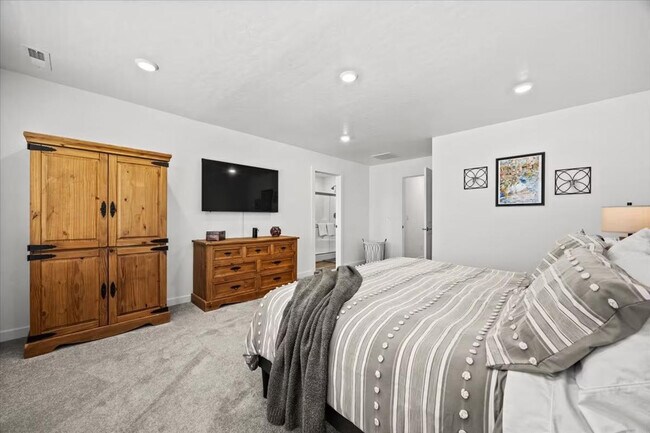 Building Photo - 195 N Nursery Ave