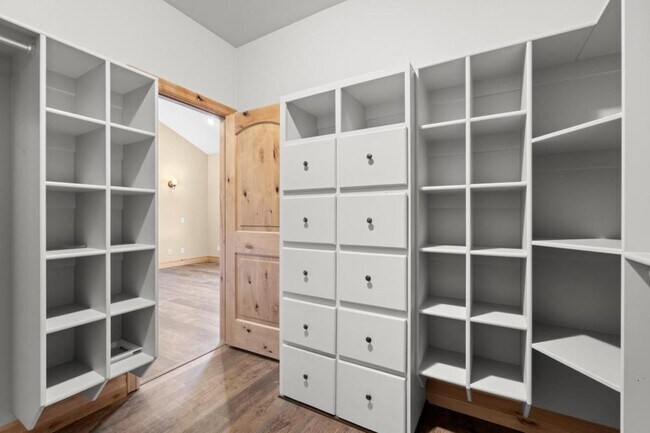 Building Photo - 2612 Eastview Dr