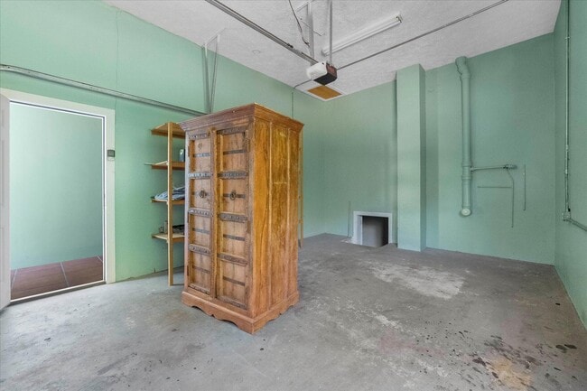 Building Photo - 850 NE Ixora Dr