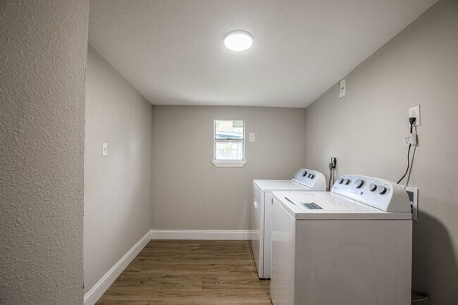 Building Photo - Renovated 4/2