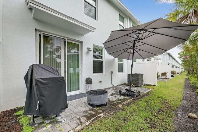 Building Photo - 5652 SE Edgewater Cir