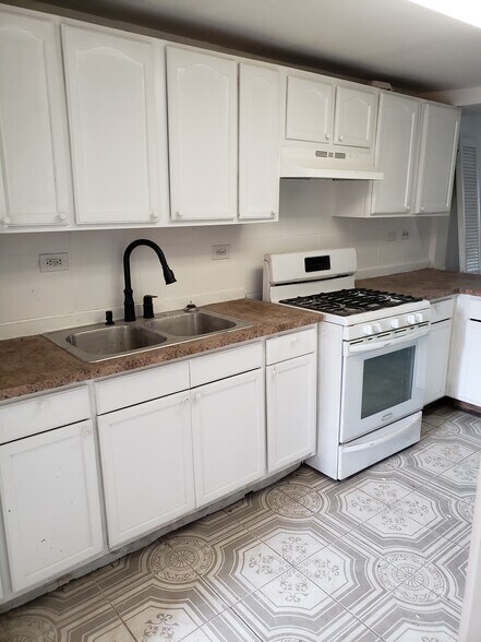 Primary Photo - 325 E Kensington Ave