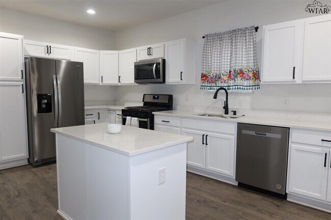 Building Photo - 707 N Foley St