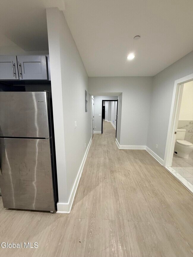 Building Photo - 5 Broadway