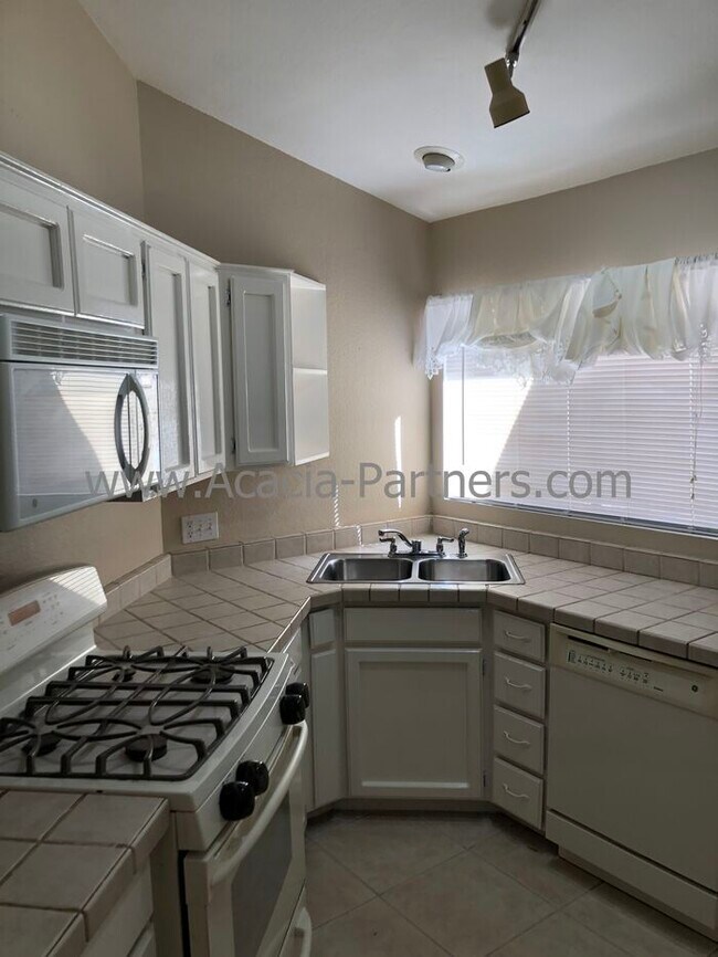 Building Photo - Three Bedroom/Two Bath Home