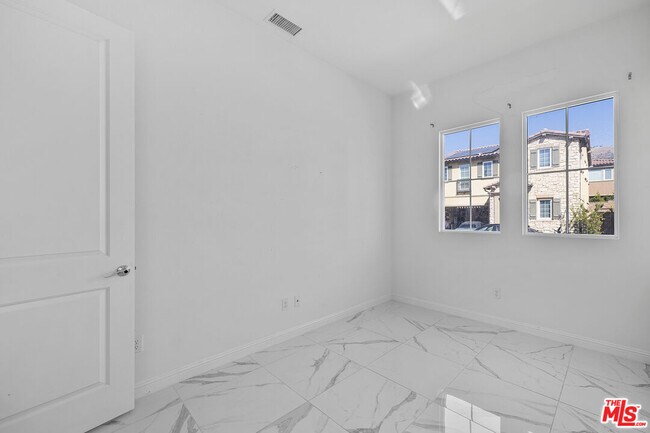Building Photo - 20810 Spruce Cir