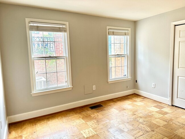 Building Photo - Sutton Place - 3 beds 2.5 baths!  Parking!...