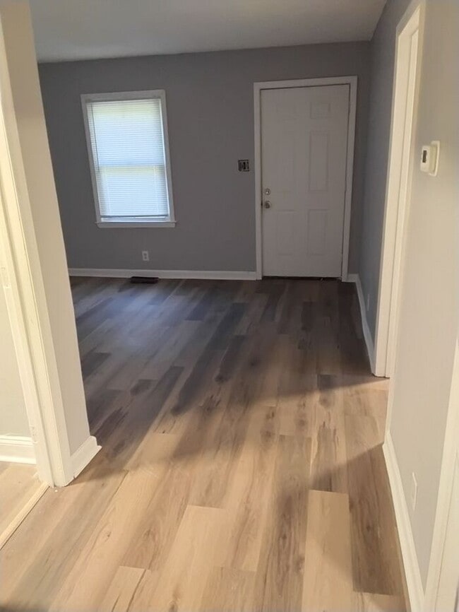 Building Photo - Updated 2 bedroom 1 bath duplex in Capitol...