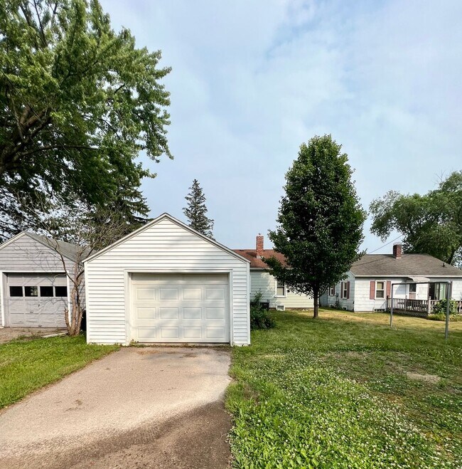 Building Photo - Spacious 2 Bedroom 1 Bath Single Family Home With Central Air- Available Now!