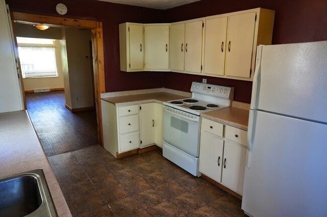 Building Photo - AVAILABLE JUNE- Gorgeous 4 Bed, 1 Bathroom Hillside Home!