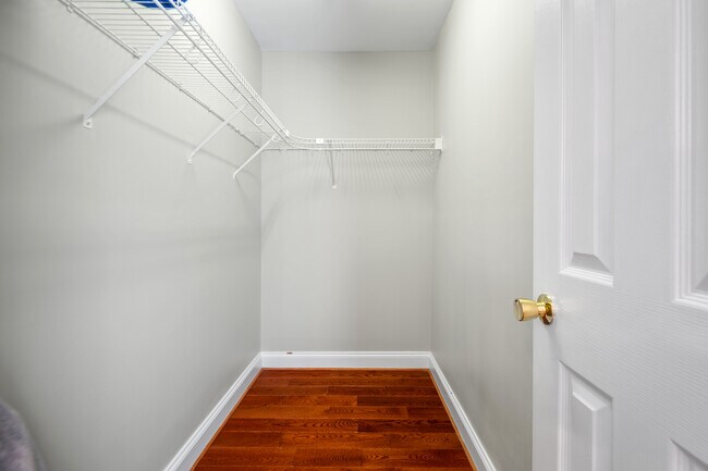 Building Photo - 619 Greyshire Dr