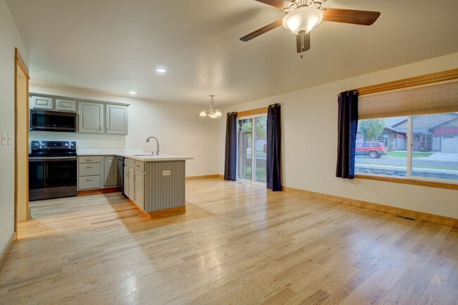 Primary Photo - Laurel Glen Condo For Lease