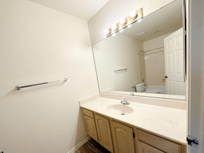 Building Photo - Spacious 3 Bed, 2 Bath Home in Peoria - Your Perfect Home Awaits!