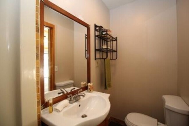 Building Photo - FOUR bedroom in Prime Location!