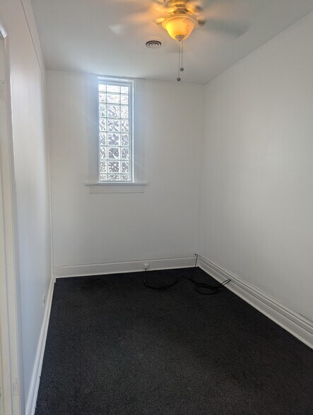 Building Photo - 1230 W Hubbard St