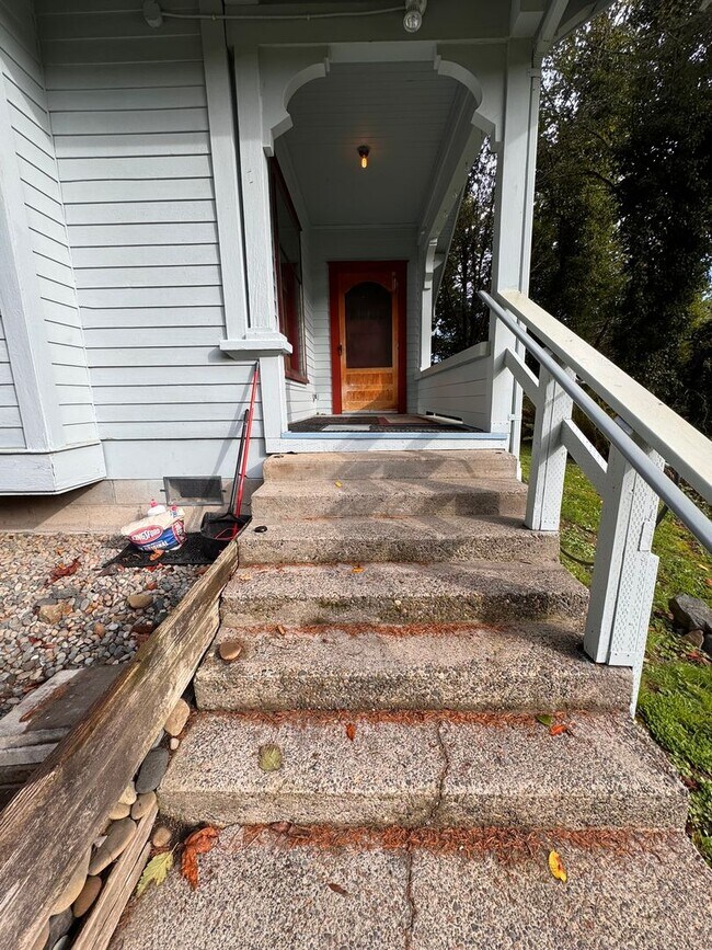 Building Photo - YOUR PACIFIC NORTHWEST RETREAT AWAITS! AV CHARGING STATION, GORGEOUS VIEWS, PRIVACY AND MORE!