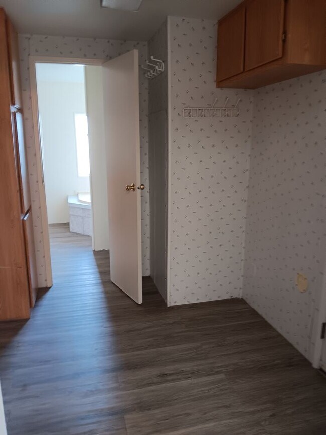 Building Photo - 4 Bed House in Cove