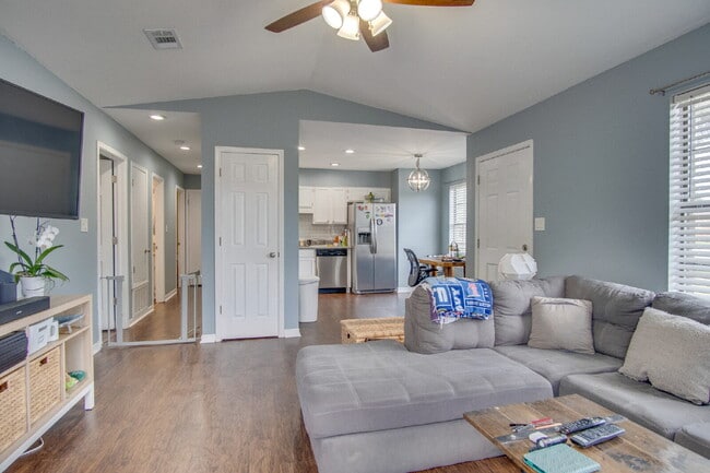 Building Photo - Updated 3BD/2BA Home on Quiet Cul-de-Sac w...
