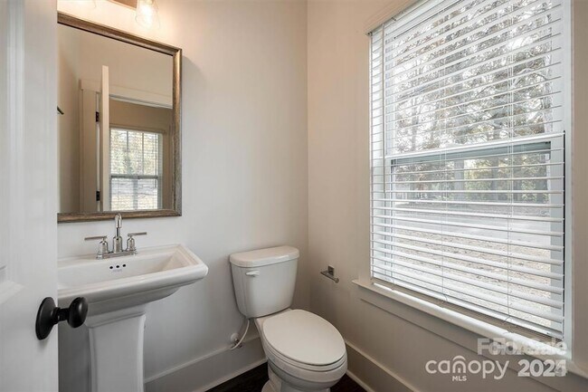 Building Photo - 1233 Eastway Dr